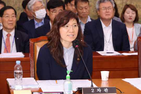 장미란 문화체육관광부 2차관이 7일 국회 문화체육관광위원회 전체회의에서 인사말을 하고 있다.  연합뉴스